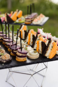 Plateau de petit four cocktail de mariage présenté aux invités pendant un mariage en normandie