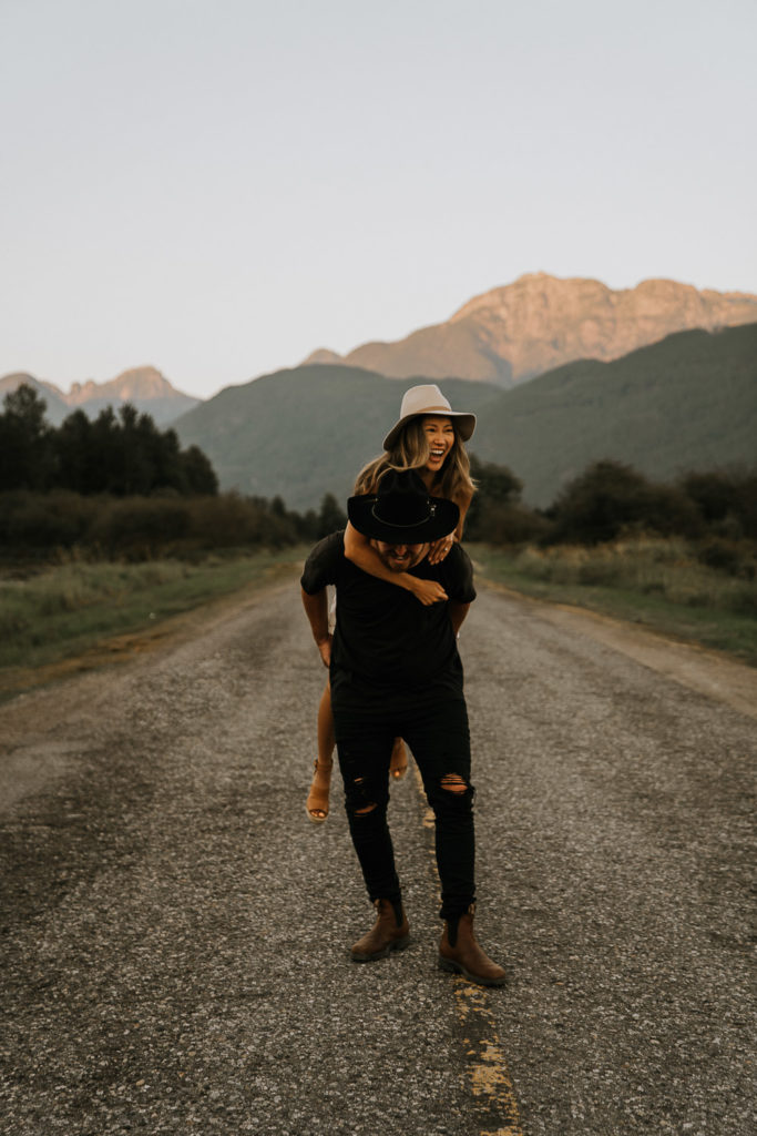 Couple kissing in pitt meadows