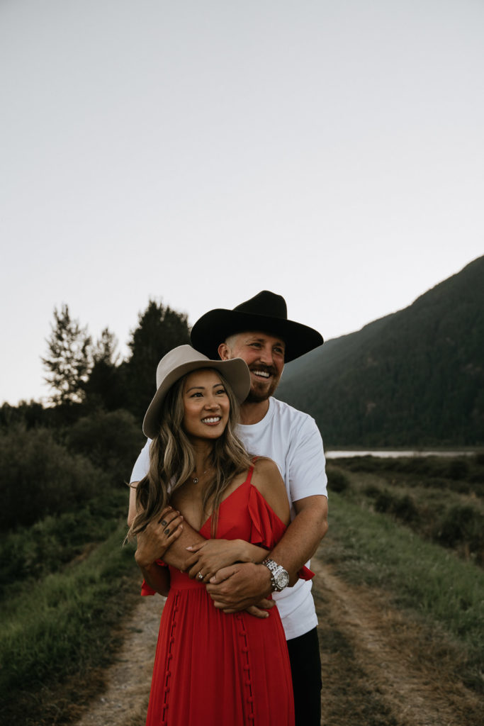 Couple with hats and mountains