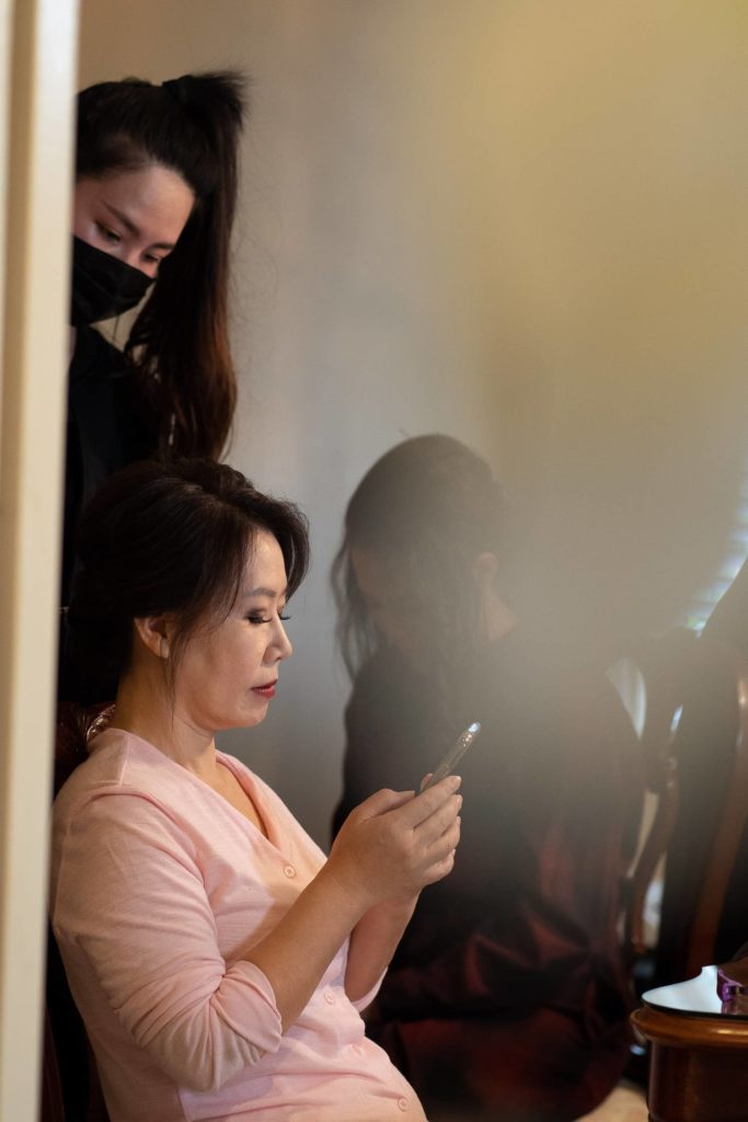 Getting ready mom make up session and a smartphone