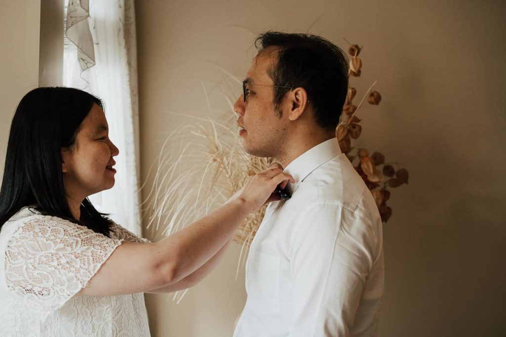Siblings getting ready pictures bow tie adjustement